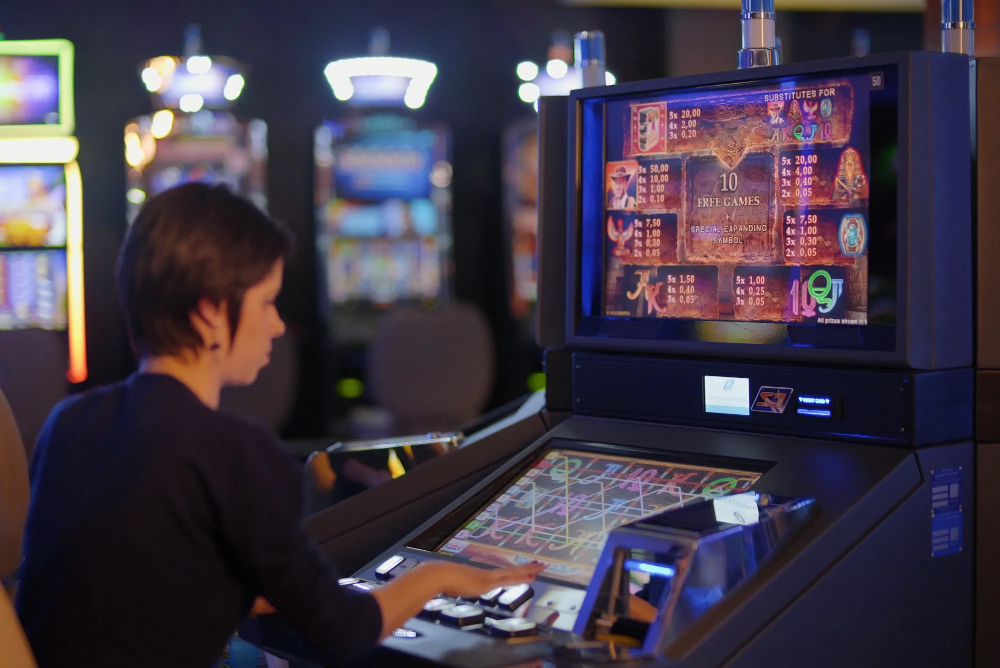 Why Do Slot Paylines Curve in New Games